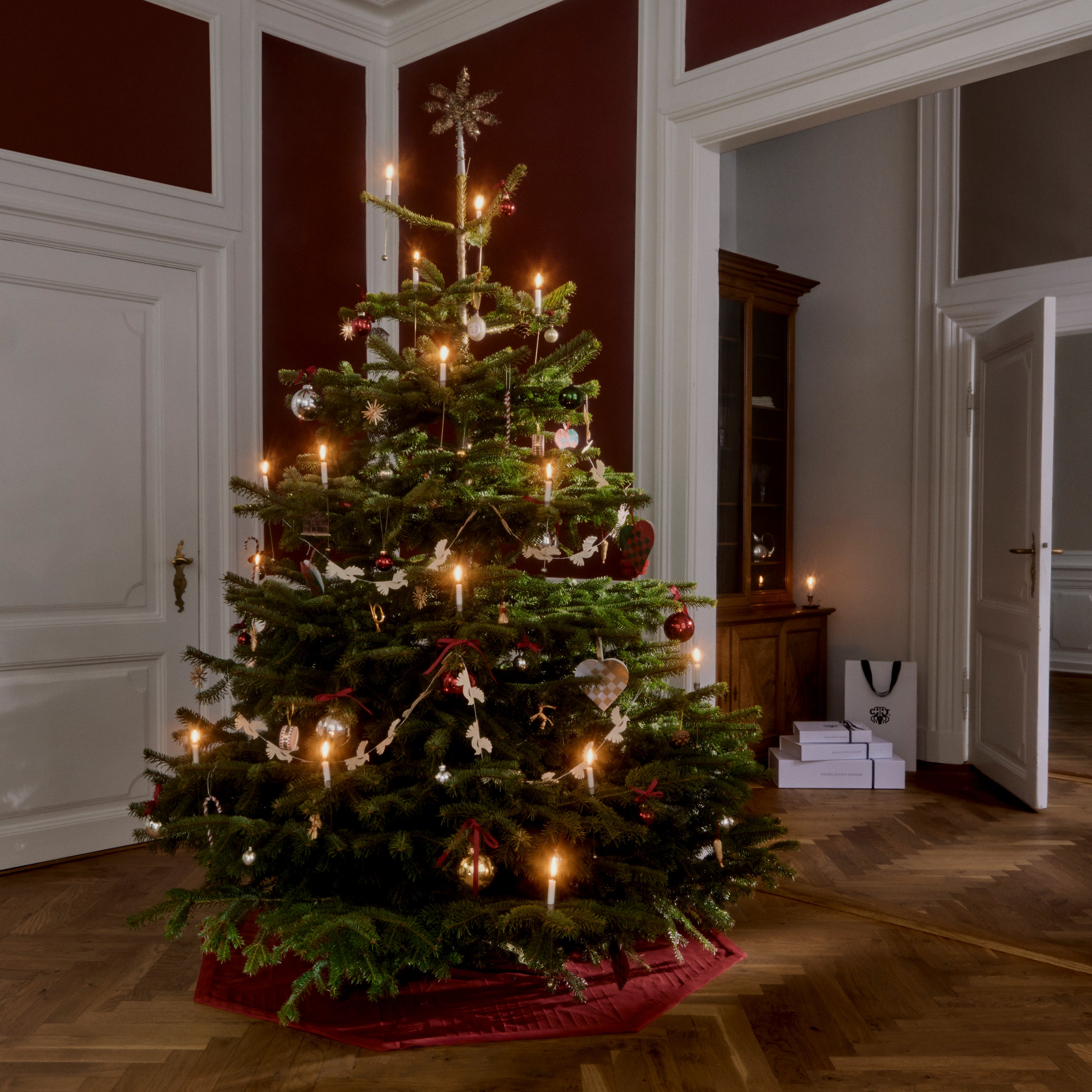 Christmas 50 – Christmas Tree Carpet in Gold Red by Georg Jensen