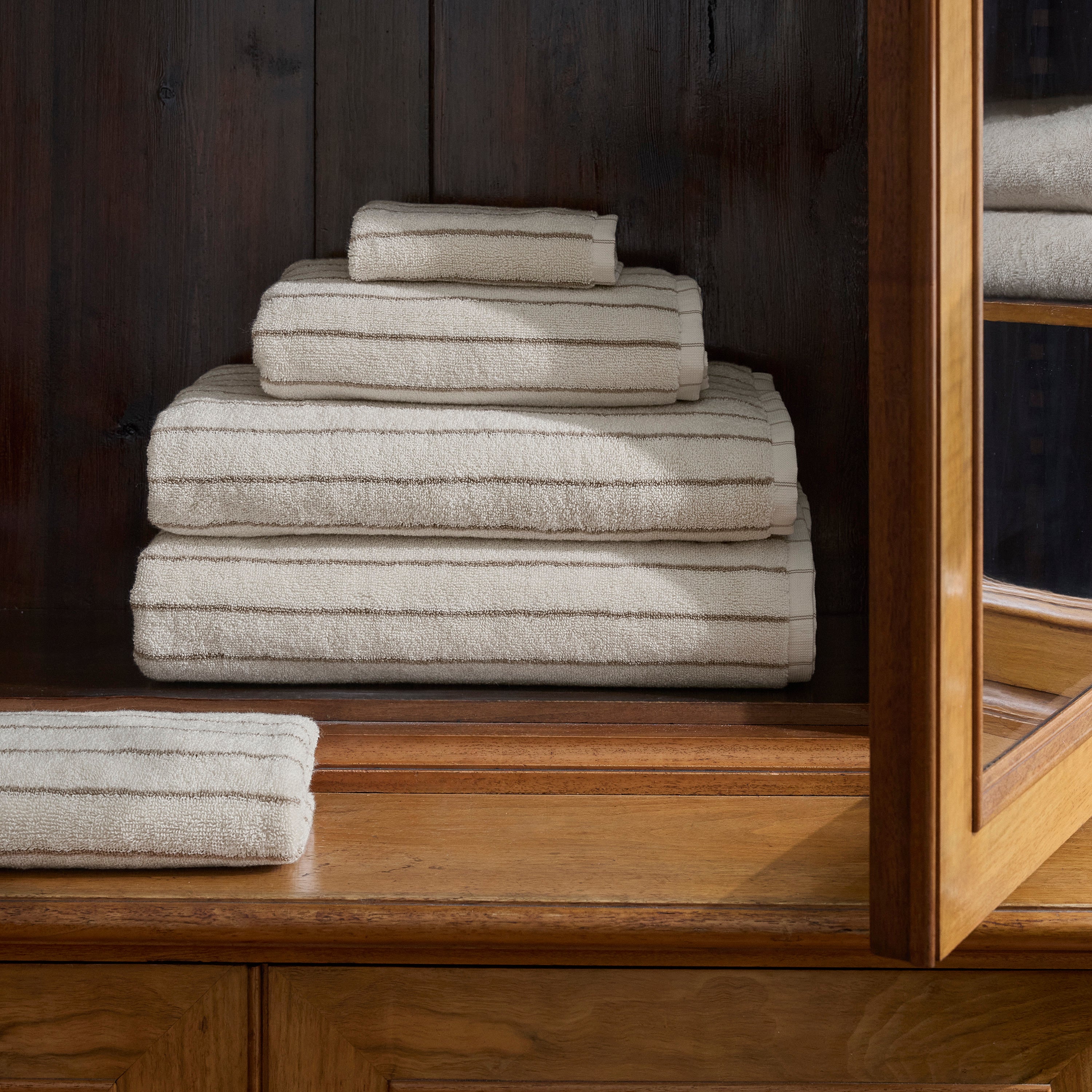 Stripe 1979 bath towel in beautiful beige colour | Georg Jensen Damask