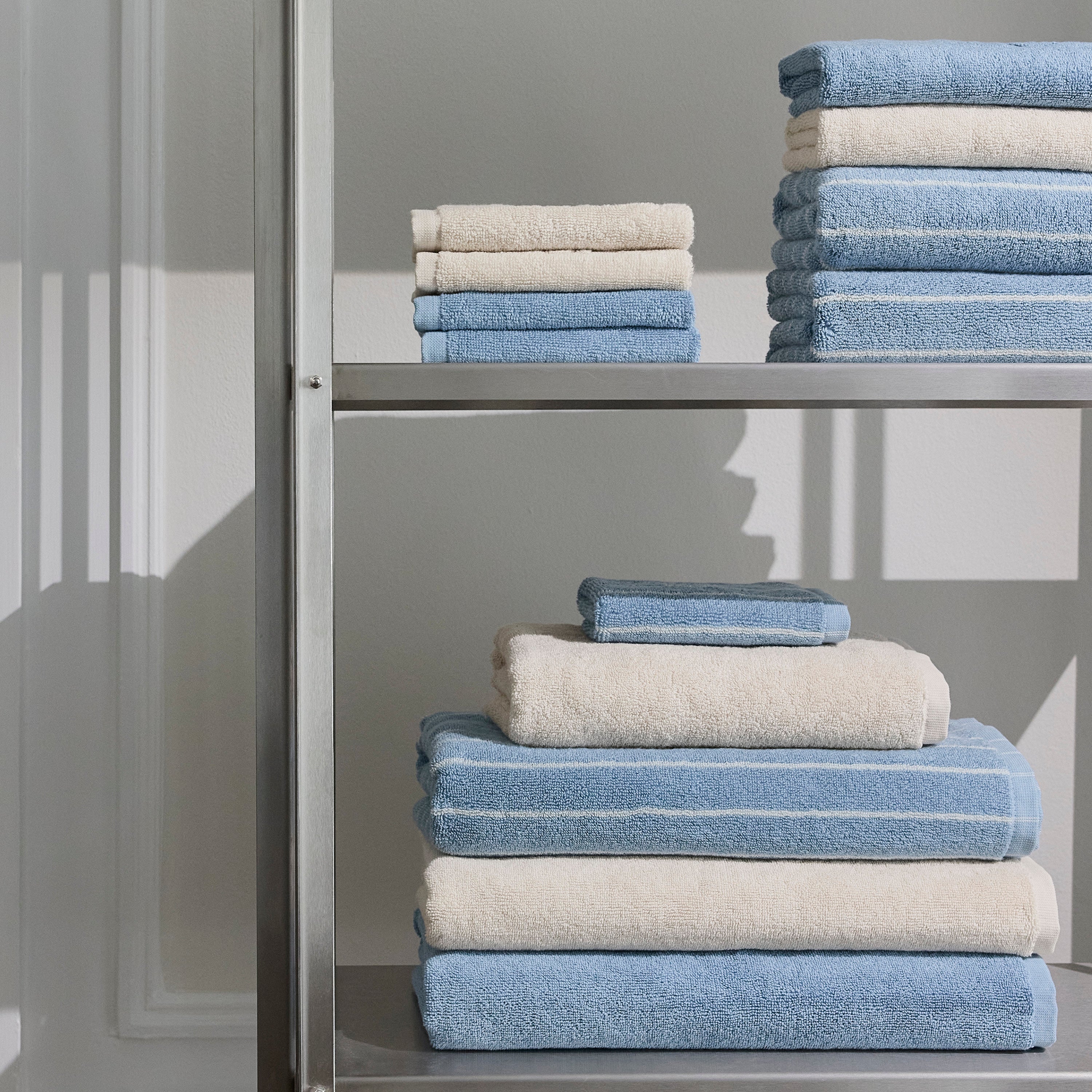 Glossy jacquard-woven guest towel in Archive Linen – soft and durable