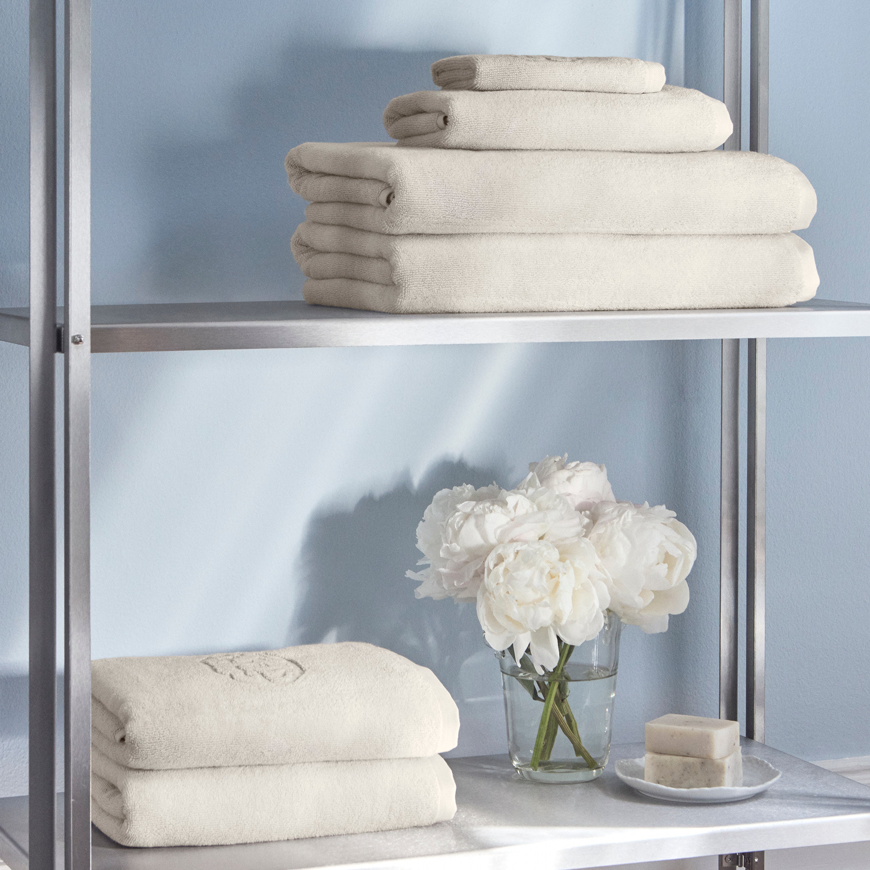 Glossy jacquard-woven guest towel in Archive Linen – soft and durable
